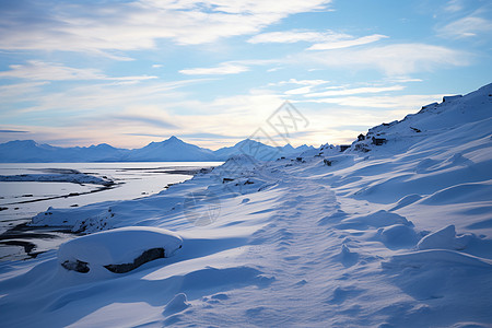 冰雪满地的冬季雪山背景图片