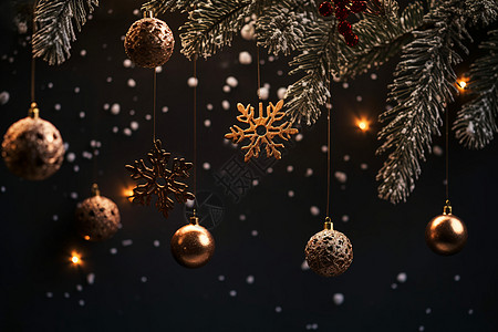 挂装饰品的圣诞树图片