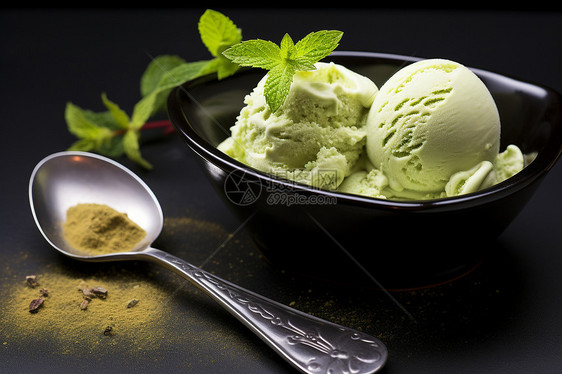 清凉解暑的绿茶薄荷冰淇淋图片