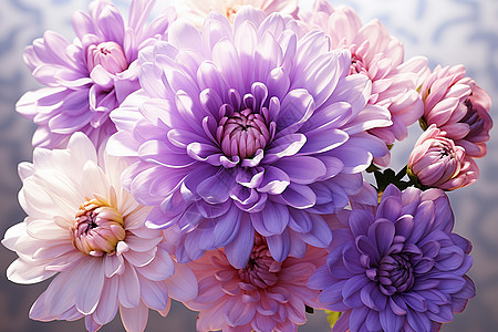 盛开的紫色花束图片