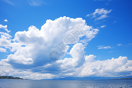 蔚蓝天空中的白云图片