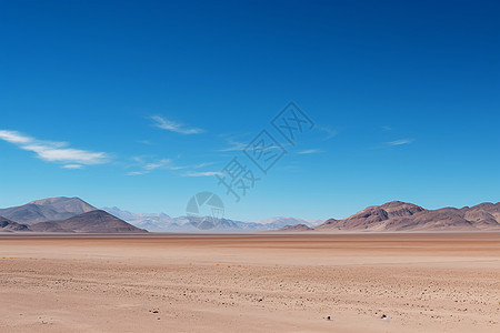 在沙滩上孤独的在旷野与蓝天白云背景