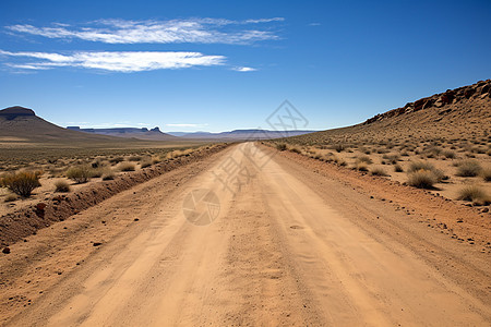 延伸公路沙漠中的土路延伸到远处背景