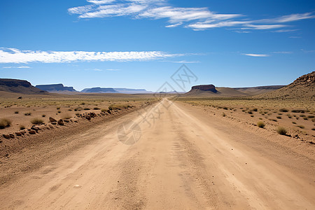 沙漠中的土路与蓝天白云图片