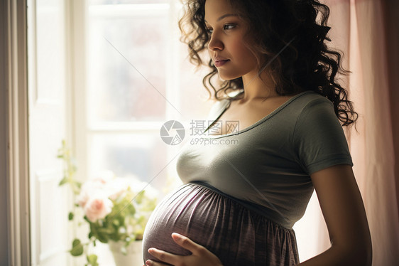 怀孕妇女轻抚肚子图片