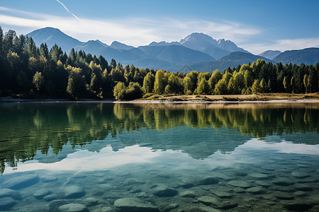 湖畔雾山背景图片