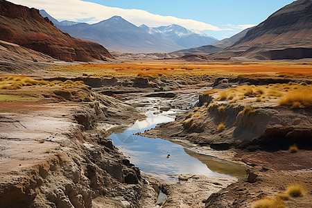 沙漠中流淌的河流图片