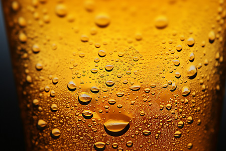 冰冷啤酒表面的水滴背景图片