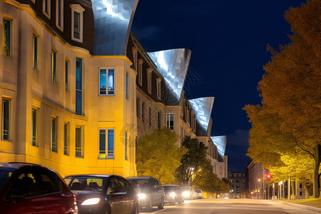 夜晚的现代化街道图片