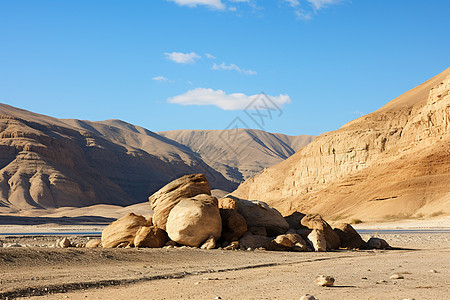 沙漠中的蓝天和群山图片