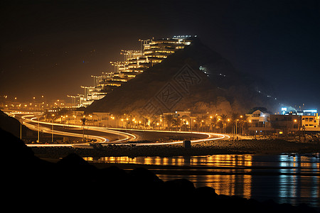 夜晚山脉上的建筑图片