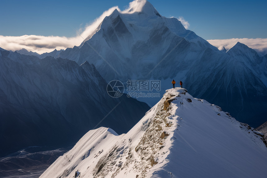 雪山阳光下的壮丽景色图片