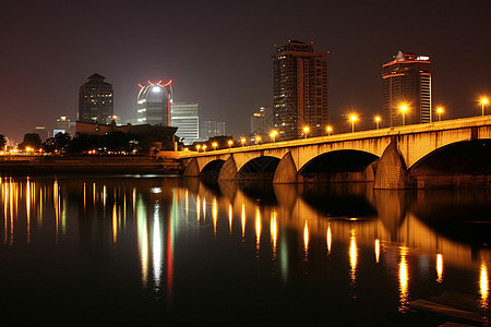 夜幕下的镜池美景图片