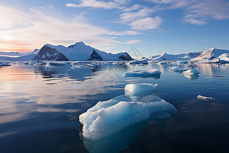 冰山漂浮在水中图片