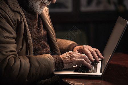 一位长着胡子的老人使用电脑图片