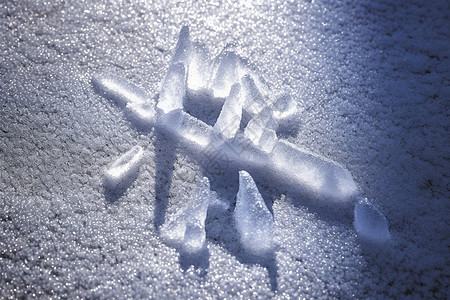 冰雪中的抽象冰雕图片