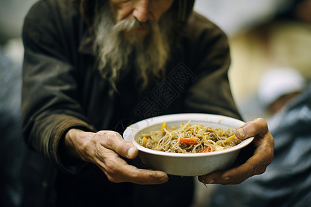 老人分享食物图片