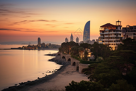 城市夕阳下的海岸线图片