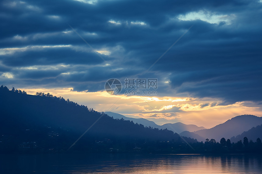 夕阳下的湖泊图片