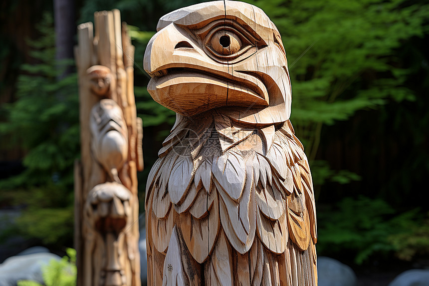 神鹰的木头雕像图片