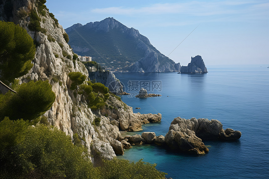 海岸边的山峰图片