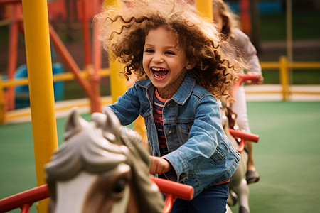 公园中开心大笑的小女孩背景图片