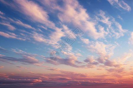 夕阳下美丽的天空图片