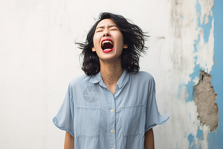 情绪失控的年轻女子图片