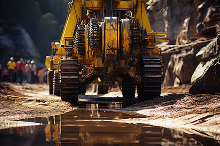 工地泥泞道路中的液压钻机图片