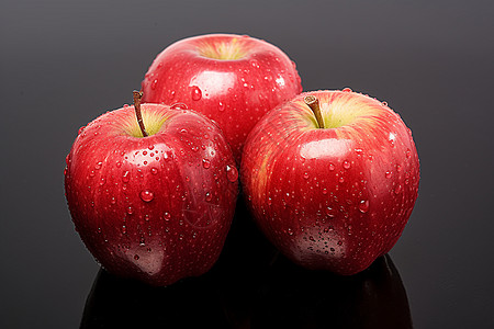三个水滴滴的红色苹果图片