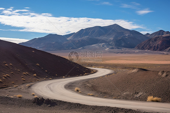 宁静的蜿蜒公路图片