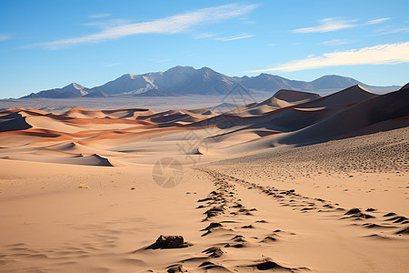 沙漠中的山脉背景图片