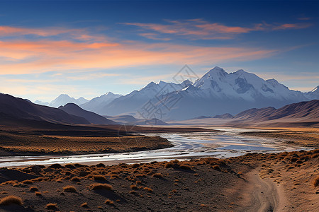 沙漠中的河流与山脉背景图片