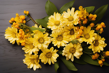 盛开的黄色花朵和花苞图片