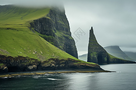 海洋边的巍峨山峰图片