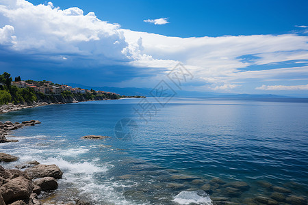 海景天空远处的海岸线背景