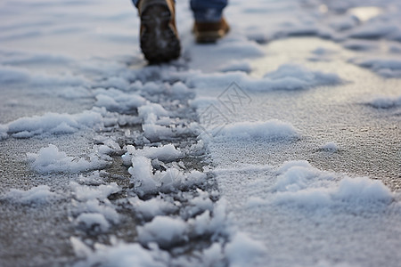 冰雪里行走图片