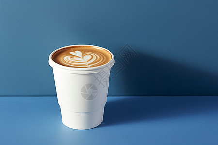 咖啡杯上有一个心形图片