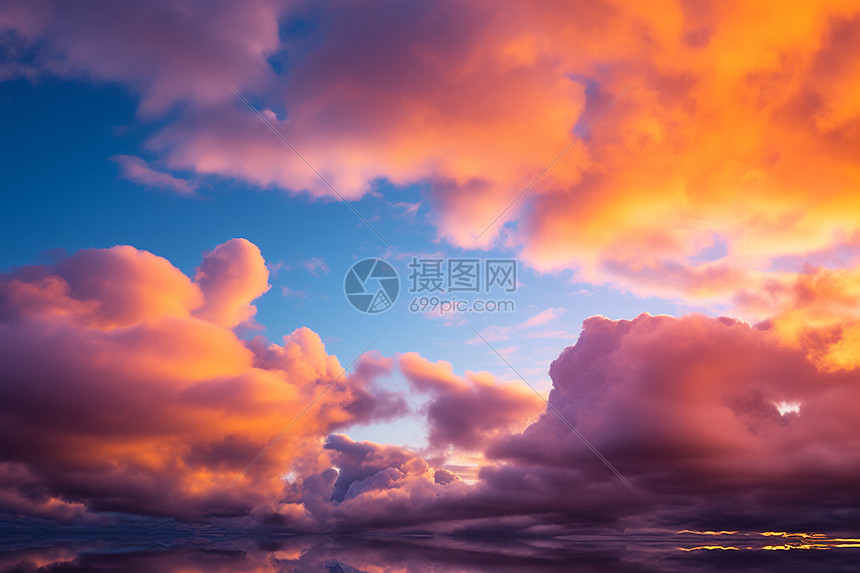 夕阳下天空中的云彩图片