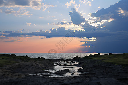 夕阳下一条河流图片