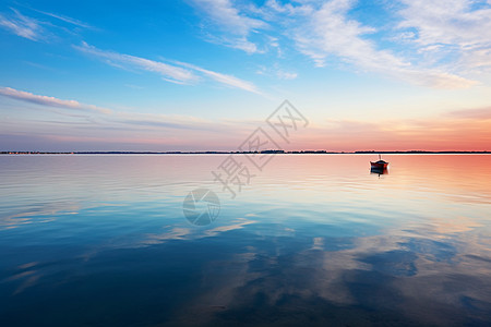 夕阳晚霞平静湖面上的小船背景