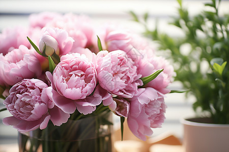 花园餐桌上的粉色花束图片