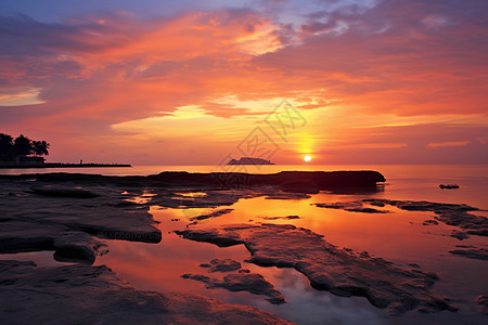 日出时横在水中的石头小岛图片