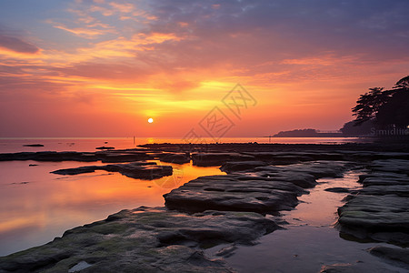 广西涠洲岛日出的石滩波光粼粼背景