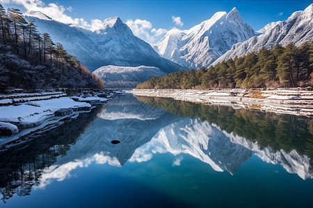 冬季映照雪山图片