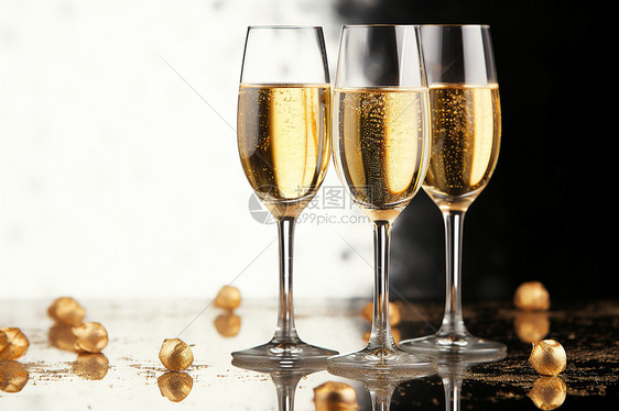 三杯香槟酒图片