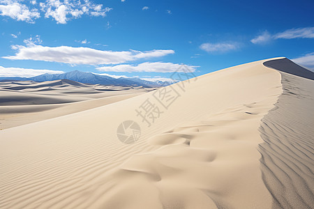 沙丘上的蓝天白云图片