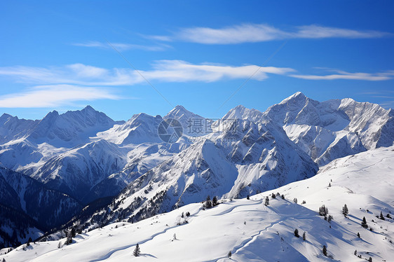 冬季寒冷雪山的美丽景观图片