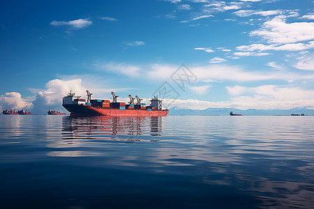 浩渺蔚蓝大海上的货运船只图片