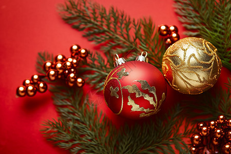 圣诞节的红色与金色的装饰品图片